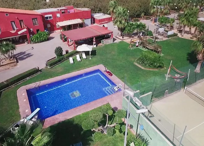Villa de tres casas con padel y piscina